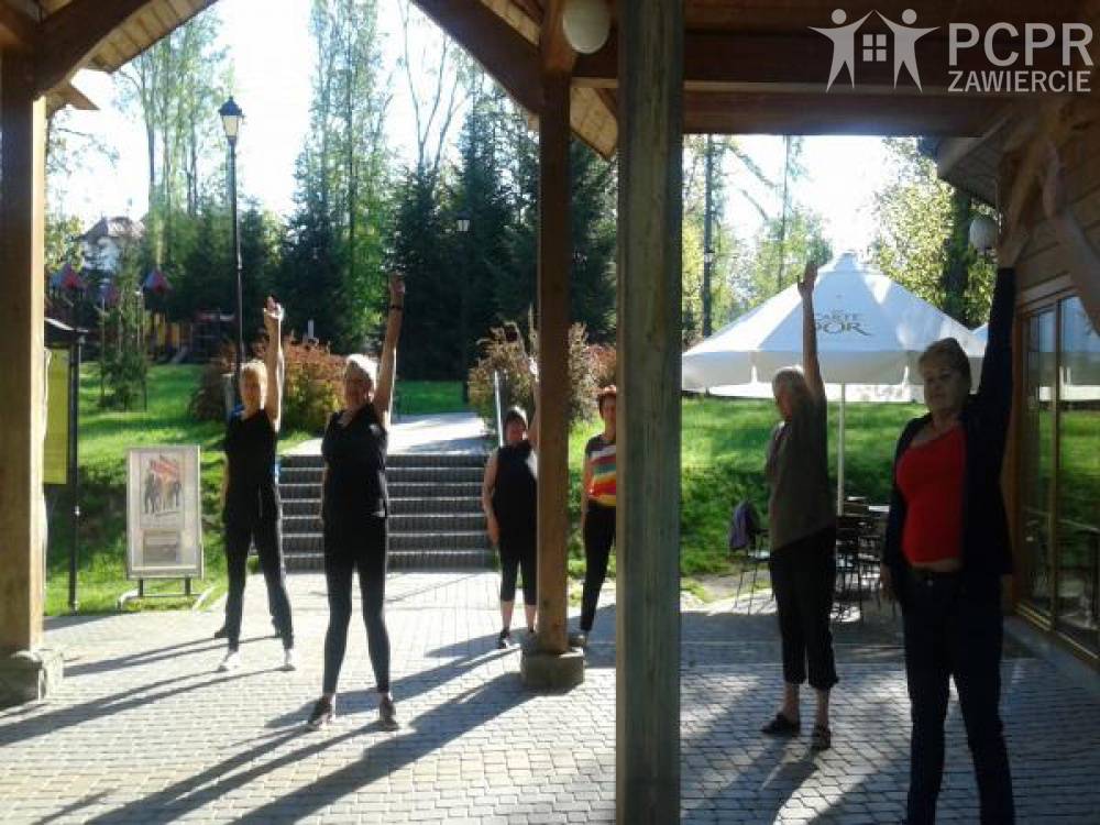 Zdjęcie: Grupa kobiet ćwiczących na dworze